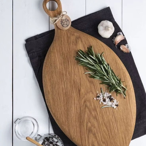 Planche à découper élégante en bois de teck recyclé, idéale pour trancher les légumes, la viande, le fromage et le pain. - Product Image 1