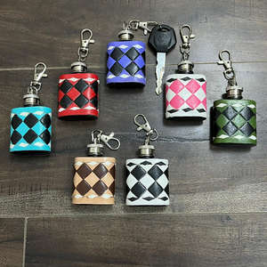 Llavero de cuero a cuadros hecho a mano al por mayor, mini botella de whisky, llavero de cuero genuino, artículo promocional para exposiciones y eventos - Product Image 5