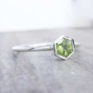 Bague en argent sterling hexagonale avec péridot, pierre de naissance d'août, bague empilable, bijoux minimalistes pour femmes, fournisseur en gros - Product Image 3