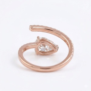 Anillo de Compromiso de Oro Rosa de 14K con Certificado IGI, Corte Pera de 1Ct, Anillo de Boda con Diamante Cultivado en Laboratorio, Joyería de Lujo, Banda Abierta con Engaste Pavé - Product Image 3