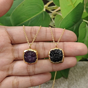 Collier pendentif en onyx noir et améthyste sculptés à motifs floraux pour femme, en laiton plaqué or, bijou de mode pour usage quotidien - Product Image 6