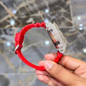 Reloj Digital para Hombre con Incrustaciones de Diamantes, 41 mm, Resistente a Impactos, Sumergible 20 BAR, Correa de Silicona Roja, Estilo Lujoso, Movimiento de Cuarzo - Product Image 3