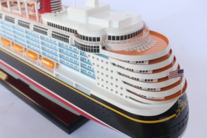 Modèle de bateau de croisière américain en bois artisanal DIS.NEY FANTASY, inspiré de la ligne de croisière Dis.ney, pour collection et décoration - Product Image 6