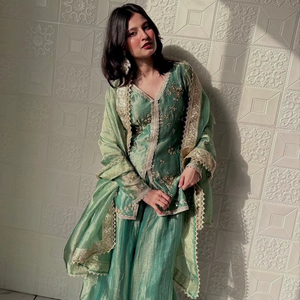 Trajes Salwar de seda étnicos de la India y Pakistán de primera calidad con bordados de hilo y lentejuelas en venta - Product Image 1