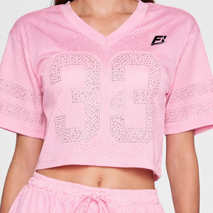 ชุดเสื้อฟุตบอลอเมริกันสไตล์สตรีทสำหรับผู้หญิงขายส่ง เสื้อครอปประดับเพชรพลอยสีชมพู กางเกงขาสั้นรัดเชือก ชุดกีฬา OEM สหรัฐอเมริกา - Product Image 1
