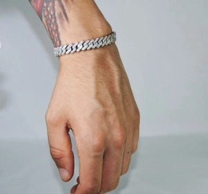 Bracelet entièrement serti de diamants Moissanite, fermoir de bijoux pour fêtes, mariages, anniversaires et usage quotidien – En vente - Product Image 3