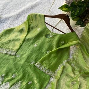 Conjunto de Top y Pantalones Plazzo con Lentejuelas Bordadas de Diseñador VASTRA COTTAGE, con Dupatta, Ropa Étnica para Fiestas - Product Image 2