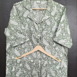 Ensemble de pyjama d'été en coton vert sauge imprimé à la main pour femme, haut à manches courtes boutonné, short décontracté, séchage rapide, respirant - Product Image 1