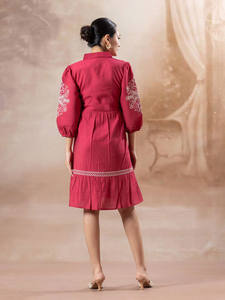 Vestido entallado y acampanado con mangas abullonadas, bordado y adornado, color rojo, con cuello camisero, para mujer. - Product Image 2