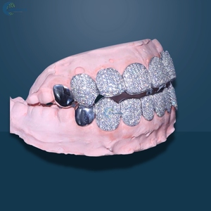 Juego de grillz de lujo con 8 diamantes cultivados en laboratorio (8 superiores y 8 inferiores) en oro blanco macizo de 10K, estilo hip hop para hombres. - Product Image 2