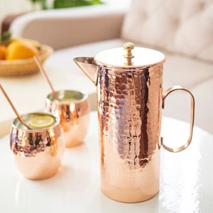 Jarra de cobre de lujo con un toque artesanal y líneas elegantes, perfecta para rituales curativos o como regalo cultural de metal. - Product Image 1