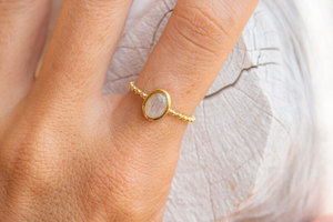 Anillo de Piedra Lunar de Latón Hecho a Mano, Banda Minimalista con Cuentas, Anillo de Piedra Lunar Natural, Joyería Boho Vintage para Mujer - Product Image 2
