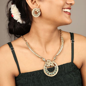 Elegante conjunto de collar en tono dorado con piedra verde y aretes a juego - Product Image 2