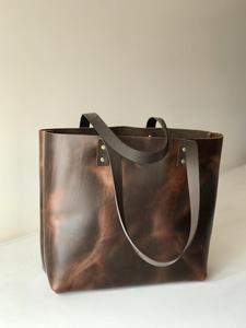 กระเป๋าโท้ทหนังแท้ 100% พร้อมโลโก้พิมพ์ตามสั่ง หนังวัว กระเป๋าสะพายไหล่ผู้หญิง สีพื้น ปิดซิป รุ่น LTB-0306 - Product Image 6