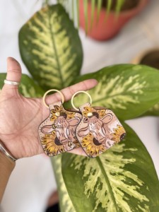 Porte-clés en cuir artisanal de haute qualité, motif tournesol, style rectangulaire, boucles d'oreilles porte-clés, vente chaude, légers - Product Image 4