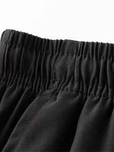 Meilleurs shorts décontractés pour hommes en gros pour l'été, la gym, la plage, motif uni, en toile extensible, avec logo personnalisé - Product Image 6