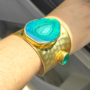 Brazalete moderno de ágata verde natural con cuarzo apatita, brazalete de moda chapado en oro de 18k con textura martillada y diseño ancho. - Product Image 5