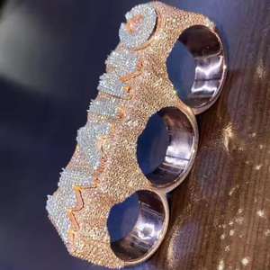 Anillo de tres dedos con placa de nombre personalizada, con incrustaciones de moissanita, acabado en oro, joyería de lujo estilo hip hop llamativa para un estilo urbano audaz. - Product Image 3