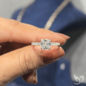 Anillo con Halo Oculto de Diamante Cultivado en Laboratorio con Corte Cojín de 2 Quilates Certificado por IGI |   Anillo de Oro Sólido de 10k con Acentos Solitarios - Product Image 4