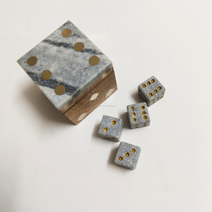 Caja de dados gris de mármol natural, dados de resina blanca de forma cuadrada con puntos amarillos - Product Image 1