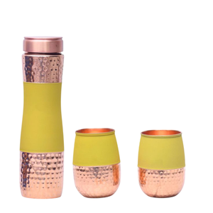 Bouteille d'eau en cuivre pur avec 2 gobelets, ensemble de 1000 ml, jaune soie, design demi-martelé, pureté 99 %, vaisselle ayurvédique pour la santé - Product Image 1