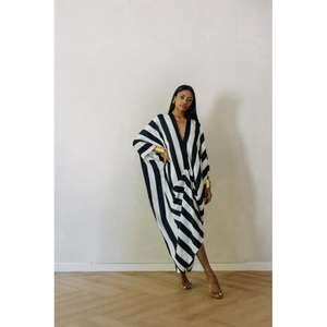 Caftán hecho a mano de alta calidad con rayas blancas y negras que se convierte en varios estilos, lo que lo convierte en un prenda esencial perfecta. - Product Image 4