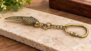 Llavero de ala de águila de latón dorado antiguo con detalles intrincados de plumas, anillo decorativo de metal, regalo único inspirado en aves - Product Image 4