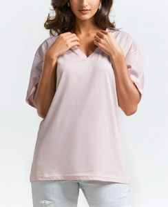 T-shirt ample pour femme, style actuel, rose clair, col en V, imprimé couleur unique, prix de gros auprès d'un fabricant pakistanais - Product Image 4