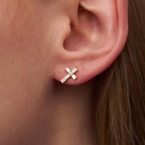 Venta al por mayor, envío rápido: Joyería Hip Hop, pendientes de cruz religiosa de Jesús personalizados con diamantes cultivados en laboratorio, tipo baguette, de oro macizo de 14k y 18k. - Product Image 1