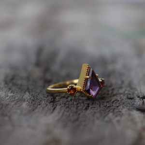 Anillo de Compromiso Kite Amethyst, Plata de Ley 925, Chapado en Oro de 14k, Anillo Solitario, Certificado IGI, Estilo Art Deco Minimalista, Aniversario - Product Image 4