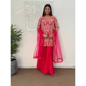 Costume indien et pakistanais élégant avec des broderies fantaisistes complexes et un travail de codage au fil - Product Image 1