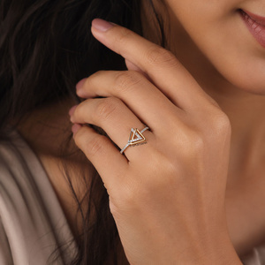 Bague pour femme VAAYUJEWELS avec diamant de laboratoire en or 10K, 14K, 18K et argent 935 ou 925, design minimaliste triangulaire, taille brillant rond - Product Image 2