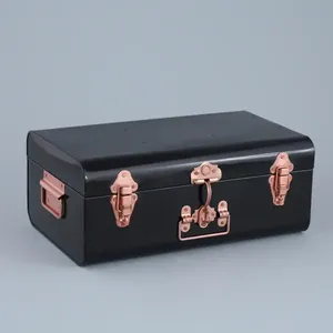 Caja de almacenamiento metálica rectangular de alta resistencia con cierres y asa de bronce, diseño apilable para artículos diversos, estilo industrial. - Product Image 2