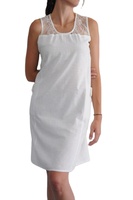 Robe courte pour femmes en coton pur brodée de fleurs blanches intemporelles