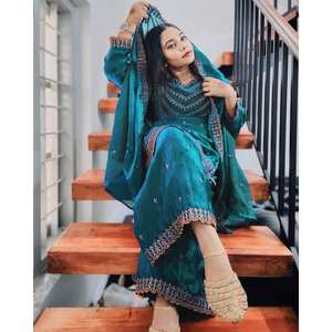 Conjunto de Salwar Kameez de Seda de Diseñador para Fiesta: Top, Pantalón y Dupatta - Product Image 1