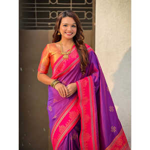 Sari Tradicional de Seda Suave Morada con Tejido Zari en Contraste de Elite Weaves, 650 g, para Bodas - Product Image 5