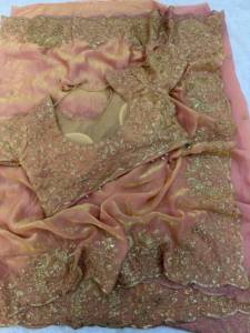 Blouse en satin spatial magnifique, ornée de fils et de sequins exquis, livrée avec un magnifique sari en satin spatial. - Product Image 6