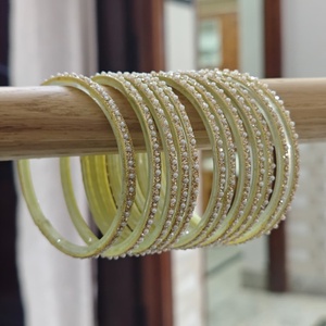 Juego de Brazaletes de Cristal Dorado con Perlas, 12 Piezas, Hechos a Mano, Joyería Tradicional India para Bodas y Fiestas - Product Image 1