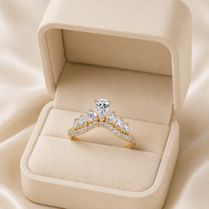Bague en or jaune 10 carats avec diamant de laboratoire en forme de poire et motif chevron |   Bague élégante en V incurvée empilable pour femme, idéale pour un anniversaire de mariage - Product Image 2