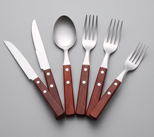 Ensemble de couverts minimalistes avec manche en bois et lames en acier inoxydable poli miroir pour mariage et usage quotidien - Product Image 1