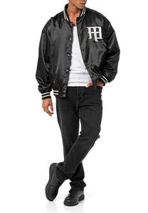 เสื้อแจ็คเก็ตวาร์ซิตี้ปักลายโลโก้แบบกำหนดเอง คุณภาพสูง ผ้าซาติน 100% สำหรับฤดูหนาว เสื้อแจ็คเก็ตบอมเบอร์เลตเตอร์แมนวาร์ซิตี้สำหรับผู้ชาย - Product Image 3