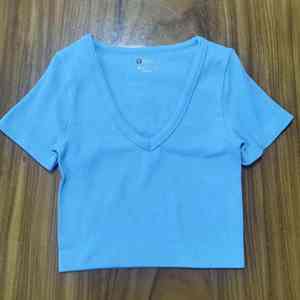 Venta al por mayor: Top corto de verano para mujer, de yoga, a la moda, adelgazante, con doble tirante, transpirable, con aberturas, estilo dulce y acanalado. - Product Image 5