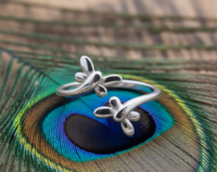 Bague classique bohème florale pour femme en argent sterling 925 de Tanya Gems and Jewellery avec pierres créées en laboratoire et taille personnalisable