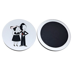Aimant de réfrigérateur rond noir et blanc pour mariage, souvenir et décoration pour les jeunes mariés - Product Image 4