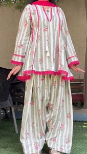 Ensemble indien pakistanais rayé à motifs floraux avec bordure en dentelle, Kurta à manches longues et pantalon Palazzo pour femme, en crêpe naturel, imprimé numérique - Product Image 2