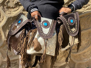 Sac à dos en cuir avec vraie fourrure fait à la main, avec frange et cordon de serrage - Product Image 3