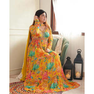 Robe de soirée et ensemble dupatta faits main par un créateur, coupe trapèze, taille empire, imprimé floral numérique sur tissu en mousseline - Product Image 3