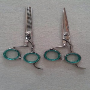 Ciseaux de coiffure professionnels japonais en acier inoxydable pour la coupe à domicile, kit de ciseaux à effiler pour barbier/salon, argenté avec peigne et étui - Product Image 4