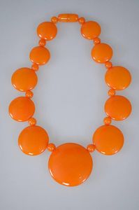 Collier artisanal en résine avec perles orange irrégulières, bijou statement au design artisanal - Product Image 2