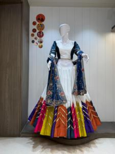 Conjunto Premium de Chaniya Choli de Seda y Algodón Bombay con Borde de Monedas y Dupatta de Georgette para Bodas y Navratri - Product Image 4
